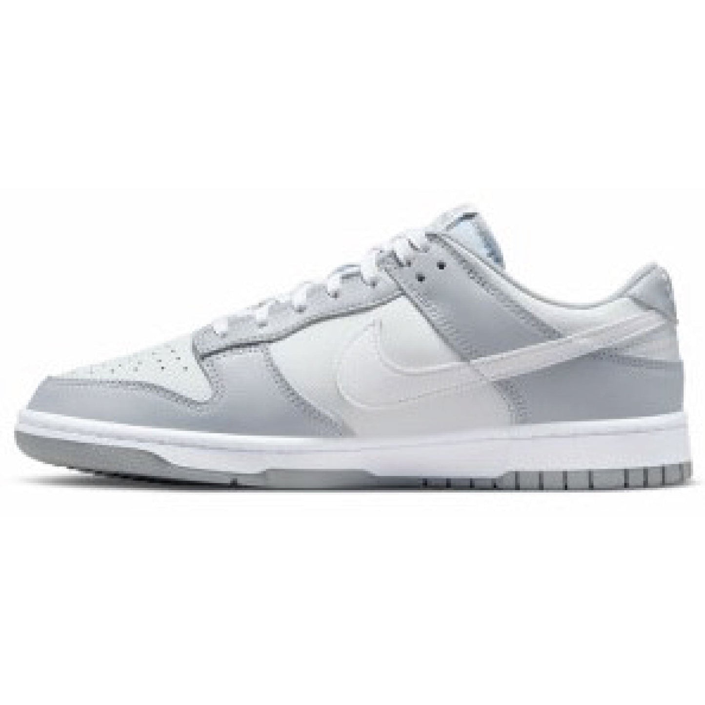 This is the left shoe of Dunk Low Cloud Grey White.